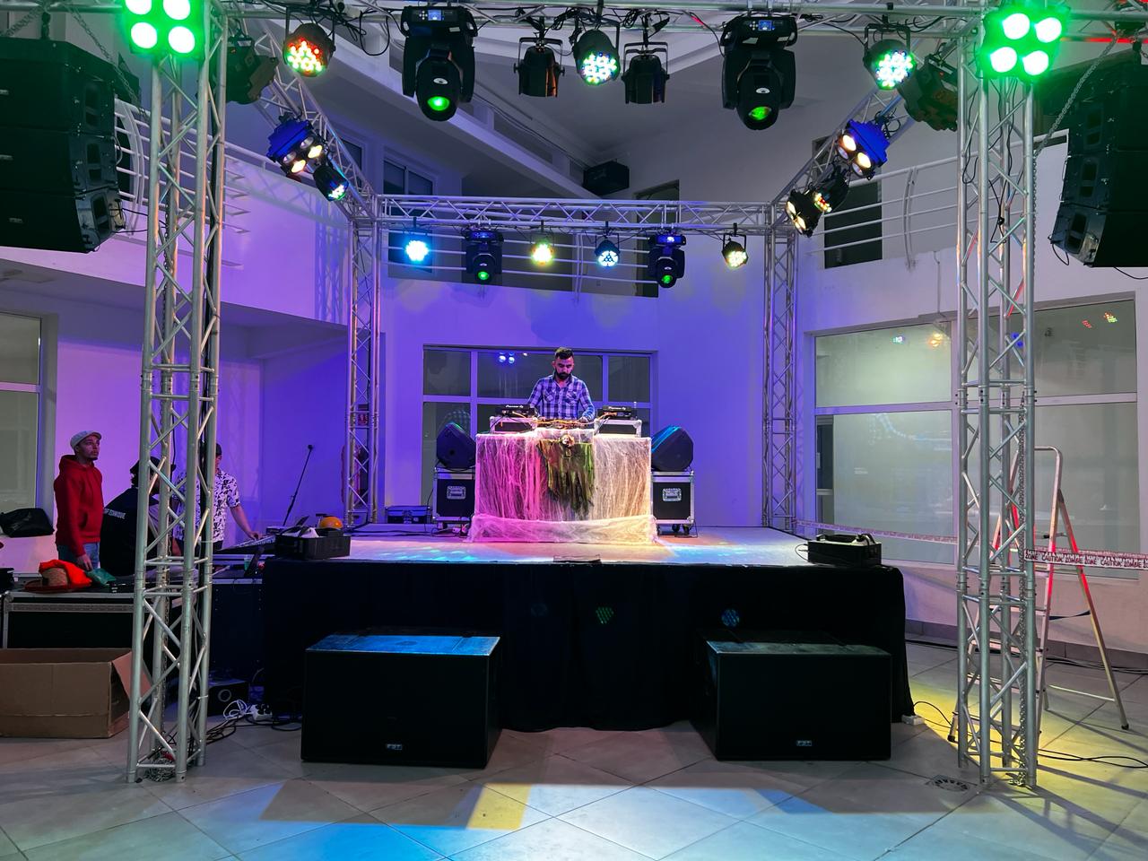 location scène Rabat; location structure événementielle; scène et structure mariage; scène et podium à louer; location scène pour concert ;location structure aluminium; location scène pour événement; podium événementiel Casablanca; scène professionnelle Maroc